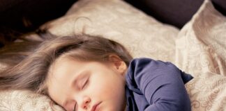 W jakim wieku dziecko śpi w swoim pokoju?