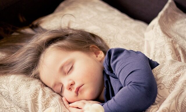 W jakim wieku dziecko śpi w swoim pokoju?