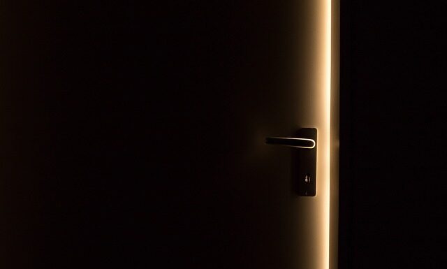 Jaka szczelina między panelami a ścianą? Jaka szczelina między panelami a ścianą?