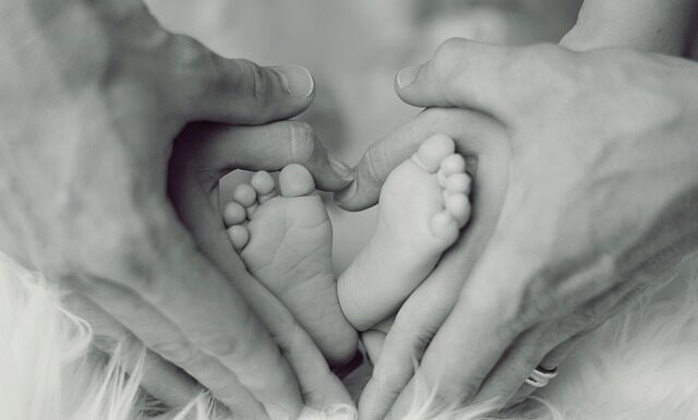 Czy niemowlę powinno w domu mieć skarpetki?