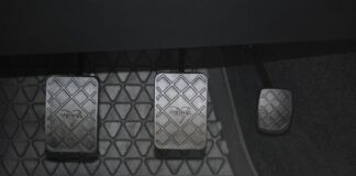 Czy na luzie trzeba trzymać hamulec?