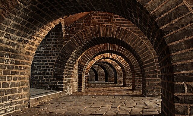 Przy jakiej prędkości włącza się silnik spalinowy w hybrydzie?