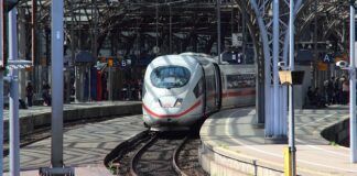 Czym odtłuścić lakier pod naklejkę?