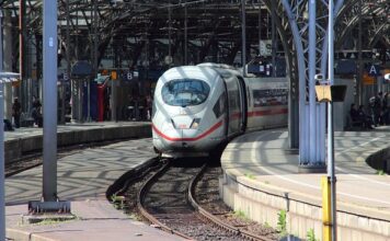 Czym odtłuścić lakier pod naklejkę?