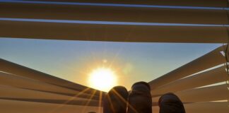 Jak Odkleić prowadnice rolety?