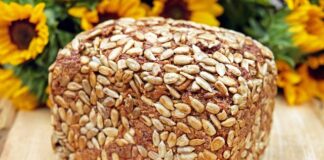 Czy do chleba na zakwasie dodaje się drożdże?