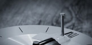 Czym przykleić listwę progową do paneli?