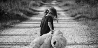 Dlaczego dziecko odgina głowę do tyłu podczas snu?