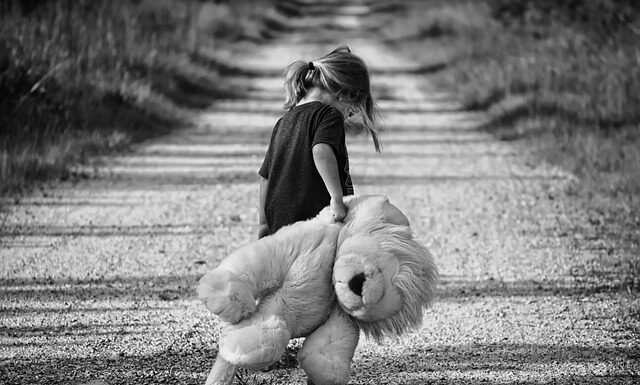 Dlaczego dziecko odgina głowę do tyłu podczas snu?