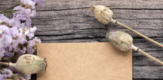 Czym trzeba przykleić etykietę na paczkę?