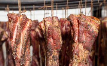 Boczek wędzony i swojskie kiełbasy – duet, który definiuje prawdziwą polską kuchnię boczek wędzony