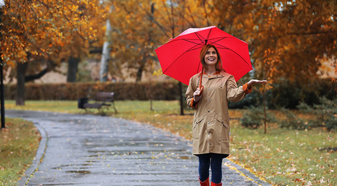 Must have na jesień: modne kalosze damskie – jakie wybrać w tym sezonie i jak je nosić? modne kalosze damskie