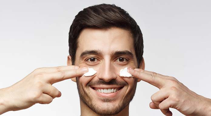 Nawilżanie męskiej twarzy Nawilżanie męskiej twarzy