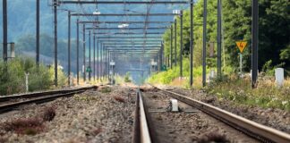 Czym przykleić metalowy próg?