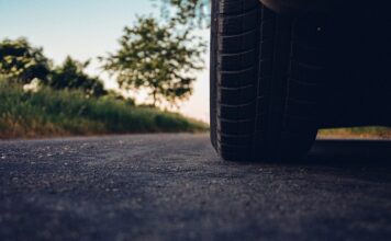 Jak sprawdzić czy opona jest przebita w samochodzie?