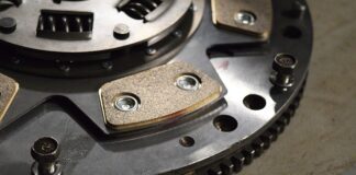 Jak prawidłowo trzymać nogę na sprzęgle?