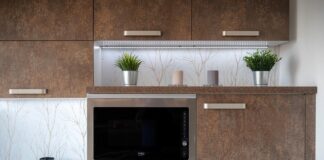 Gdzie powinna stać lodówką w kuchni?