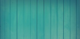 Z jakiego drewna deski na ławkę ogrodową?