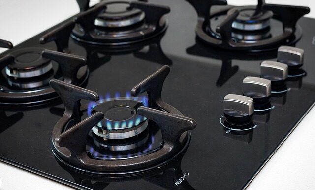 Czy za zmywarka jest miejsce na rury?