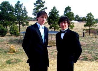 młodzi chłopcy w garniturach przed wyjściem na studniówkę