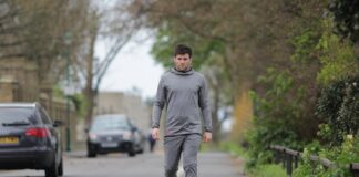 Swetry męskie z kapturem