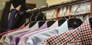 Koszule w kratę dla mężczyzn – dlaczego warto? Z czym nosić koszulę w kratkę?