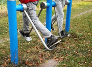 Siłownie na świeżym powietrzu – Gdzie i jak ćwiczyć siłownia na powietrzu oferuje wiele urządzeń