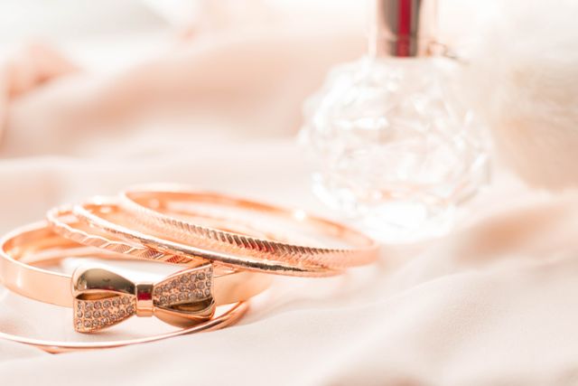 pexels-e-l-296481171-13284499 Złote bransoletki damskie