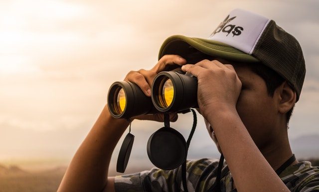 Lornetki myśliwskie – podstawowy element w wyposażeniu każdego myśliwego Lornetka