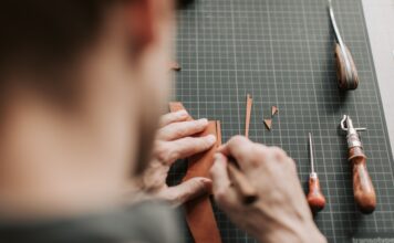 Ręcznie szyta skóra. Jak rozpoznać rzemiosło w pasie i kaburze