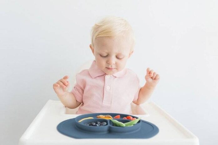 pol_pl_EZPZ-Silikonowy-talerzyk-z-podkladka-maly-2w1-Mini-Mat-ciemny-niebieski-5846_7 EZPZ