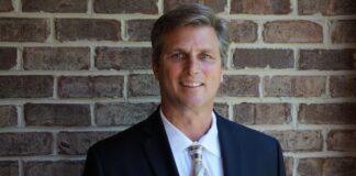 5 sposobów, jak nosić koszule męskie poza klasycznym strojem biznesowym