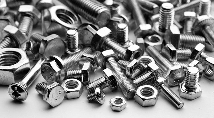 Gdzie stosuje się śruby wykonane ze stali nierdzewnej?