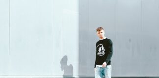 Przegląd najpopularniejszych typów spodni męskich noszonych w okresie letnim