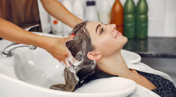 Jak wybrać szampon do zniszczonych włosów